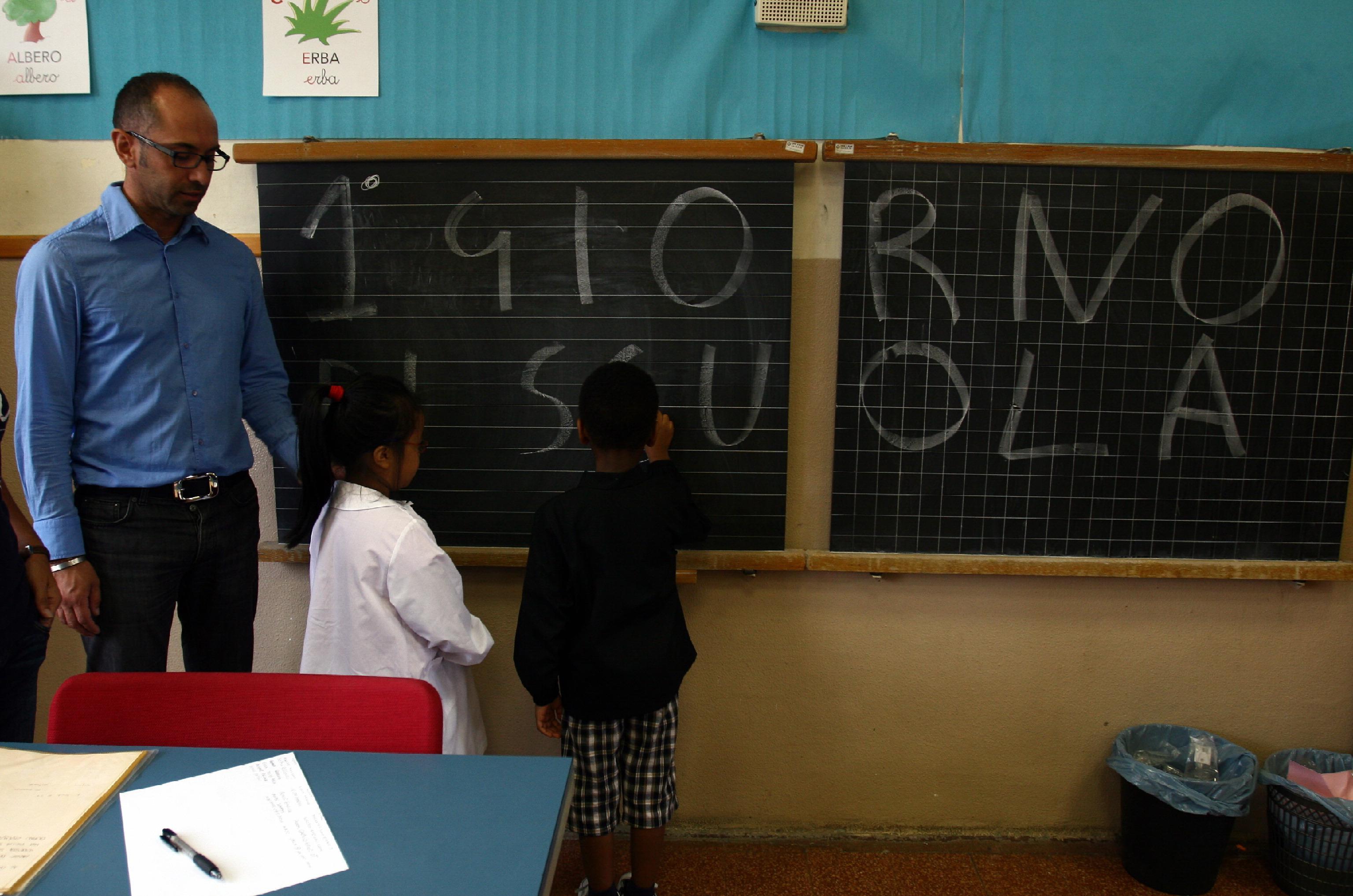 Alunni stranieri con l'insegnante in una scuola italiana (foto d'archivio)