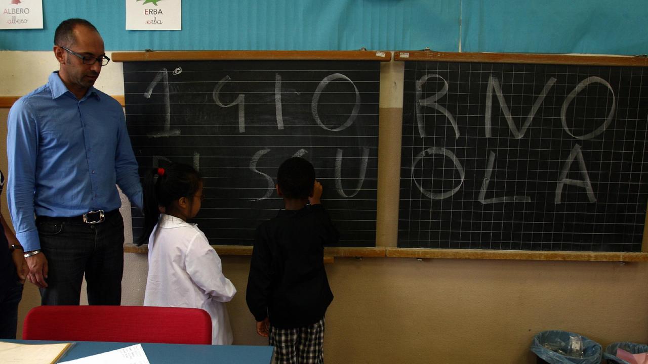 Alunni stranieri con l'insegnante in una scuola italiana (foto d'archivio)