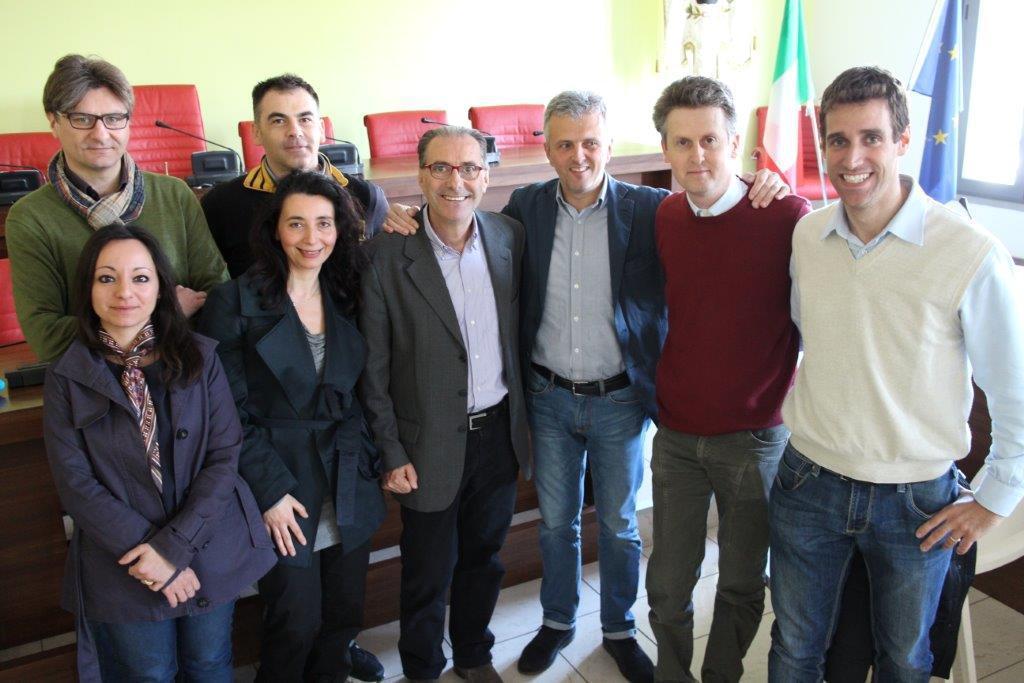 Foto di gruppo per i promotori e gli organizzatori di Fuorisalone insieme al sindaco Mazzanti e all'assessore Lomi