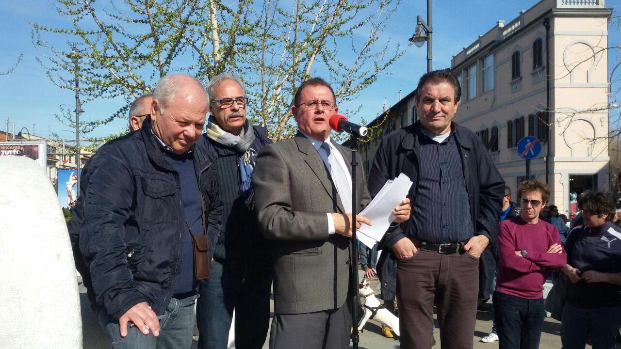 Il sindaco Massimo Giuliani tra i sindacalisti all'assemblea in piazza Gramsci (foto Pabar)
