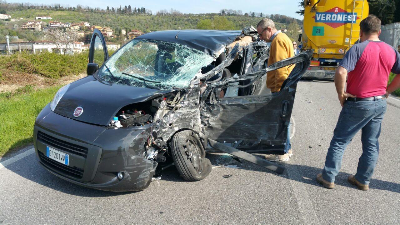 La Fiat Cubo praticamente distrutta dopo l'impatto con il camion 