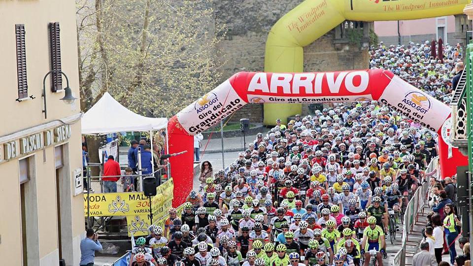 Un'immagine della marea di ciclisti alla Green fondo