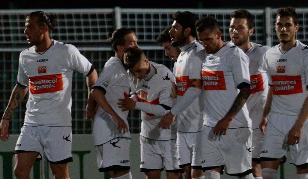 I giocatori della Pistoiese si congratulano con Matteo Ricci dopo il gol al Pontedera