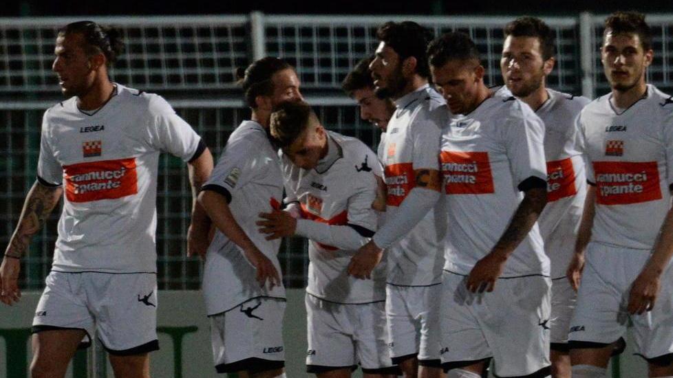 I giocatori della Pistoiese si congratulano con Matteo Ricci dopo il gol al Pontedera