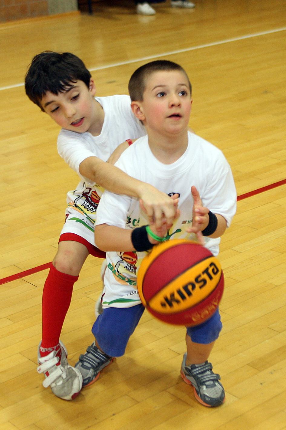 Bambini in azione nella 24 Ore di Basket