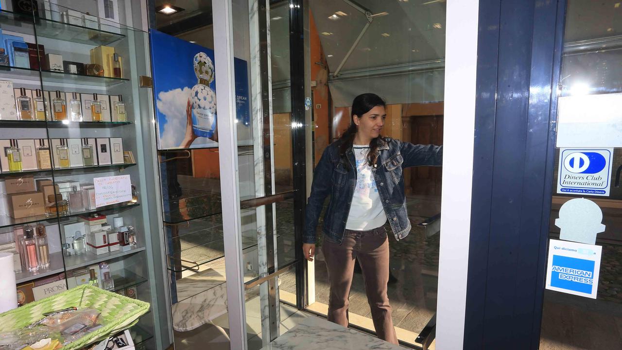 Spaccano la vetrina e rubano 10mila euro di profumi