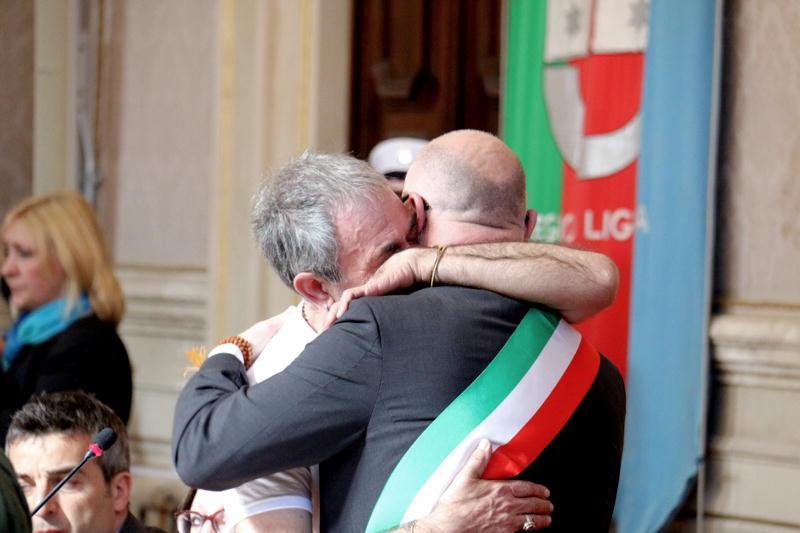 L'abbraccio tra Loris Rispoli e il sindaco Filippo Nogarin (Marzi Pentafoto)
