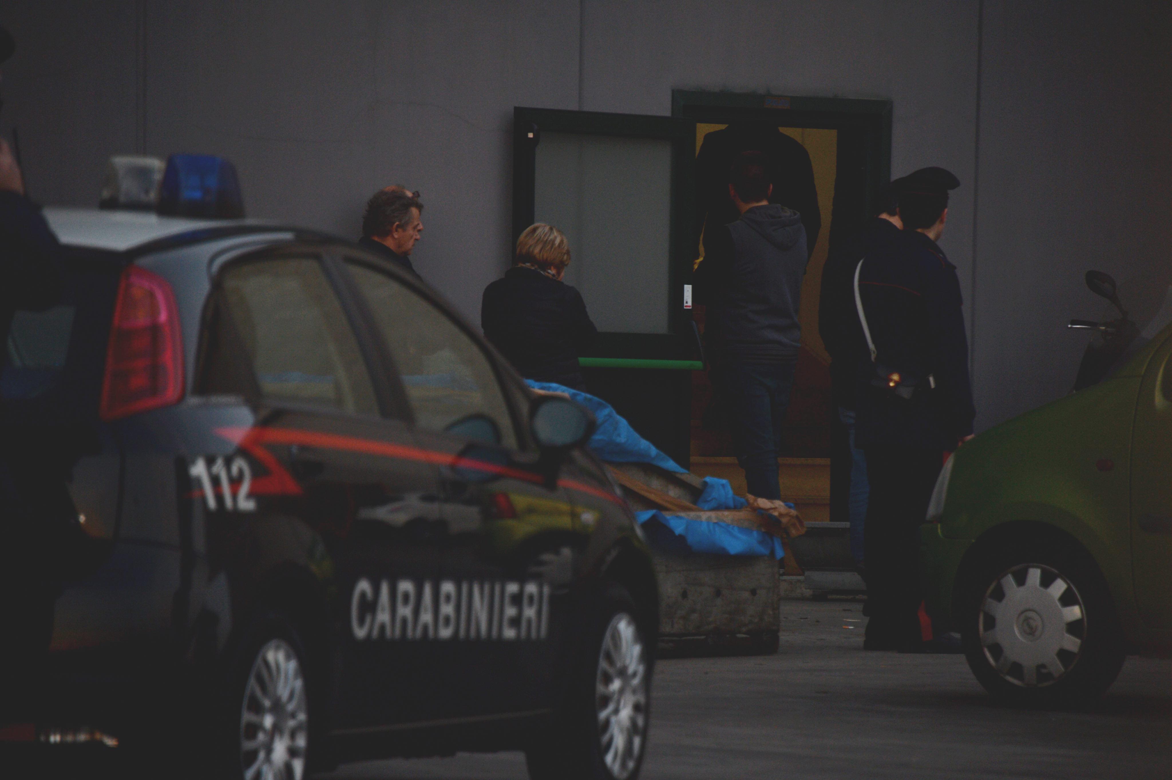 I carabiniei davanti alla conceria (foto Franco Silvi)