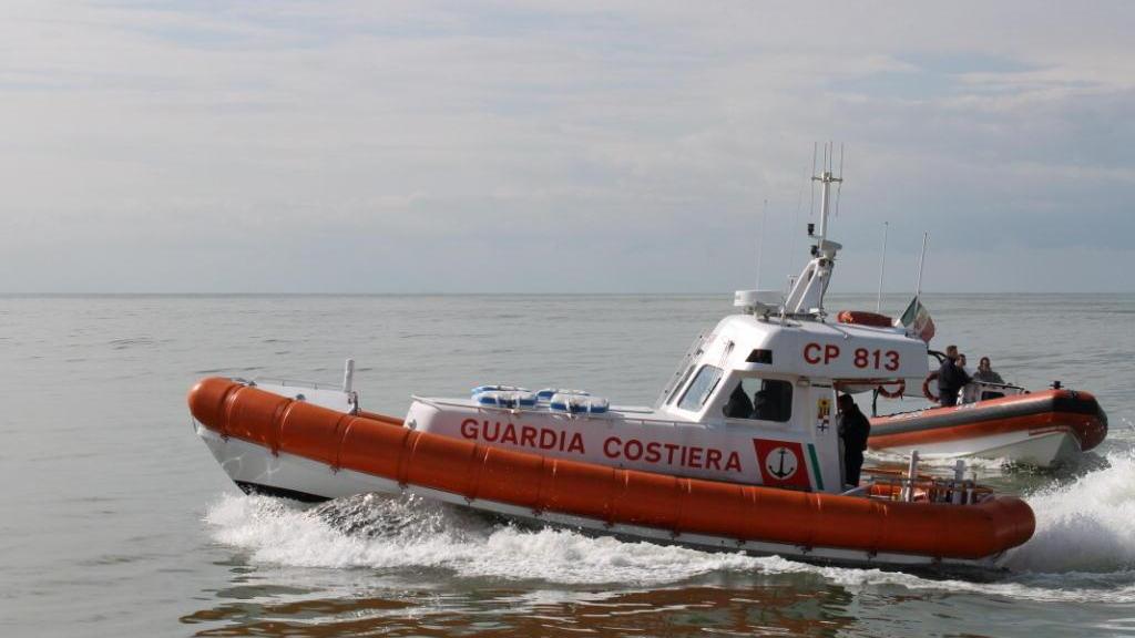 Barca rischia di affondare con tre persone a bordo