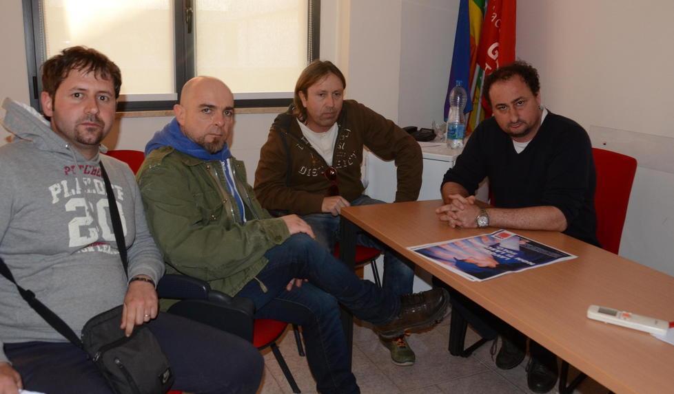 I lavoratori del Consorzio con il sindacalista Pier Paolo Micci (foto Bf)