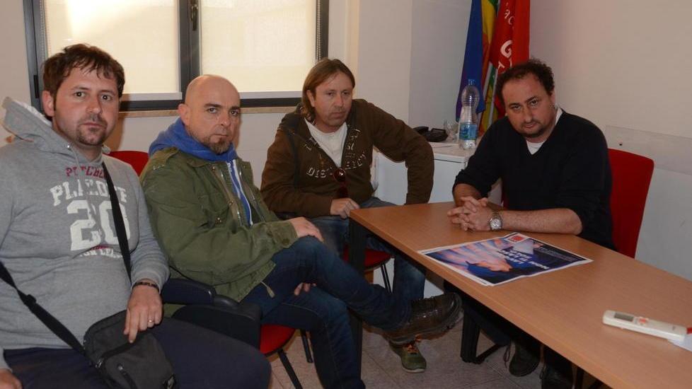 I lavoratori del Consorzio con il sindacalista Pier Paolo Micci (foto Bf)