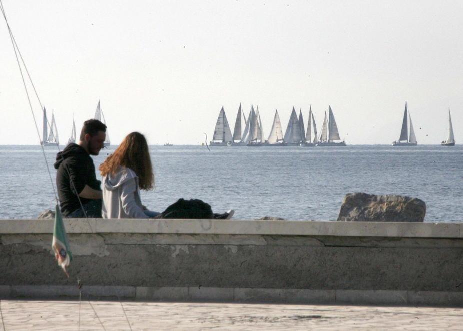 Viareggio: barca a vela si incaglia sulla secca 