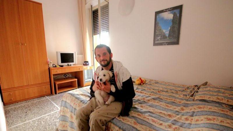 Marco Morini in una stanza dell'Hotel Città