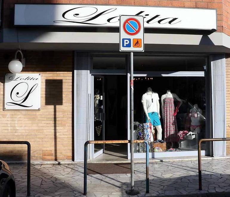 Marina di Carrara, ladri chic si portano via costumi e caftani bianchi 