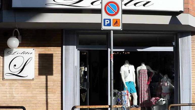 Marina di Carrara, ladri chic si portano via costumi e caftani bianchi