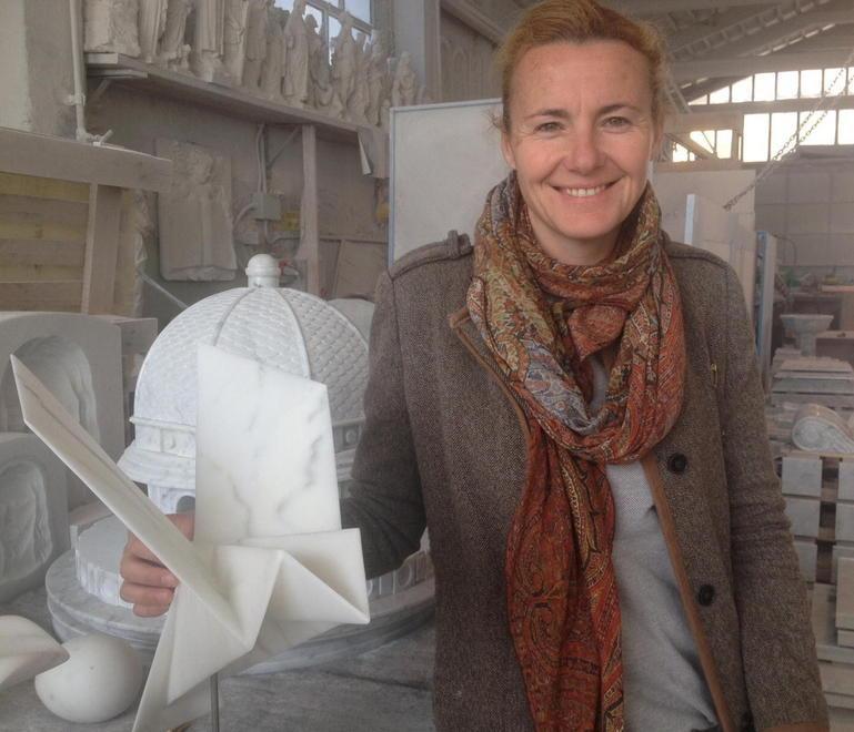 Origami di marmo, le sculture velate di Corinna Balloni 