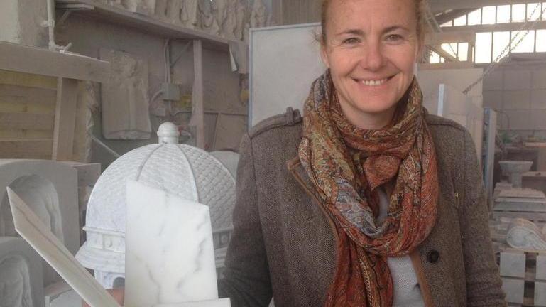 Origami di marmo, le sculture velate di Corinna Balloni