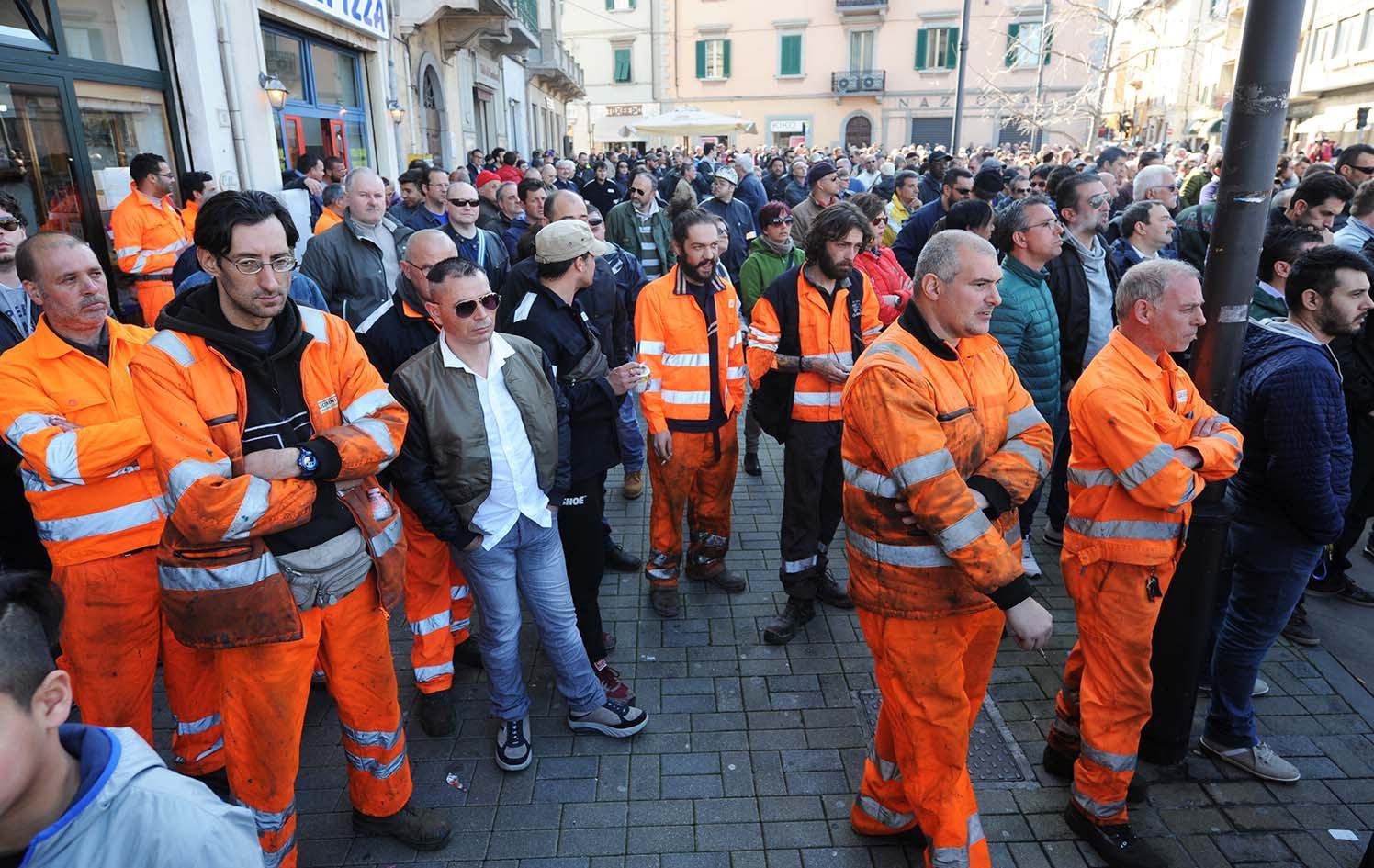 Un gruppo di operai all'assemblea sul futuro della ex Lucchini (foto Paolo Barlettani)