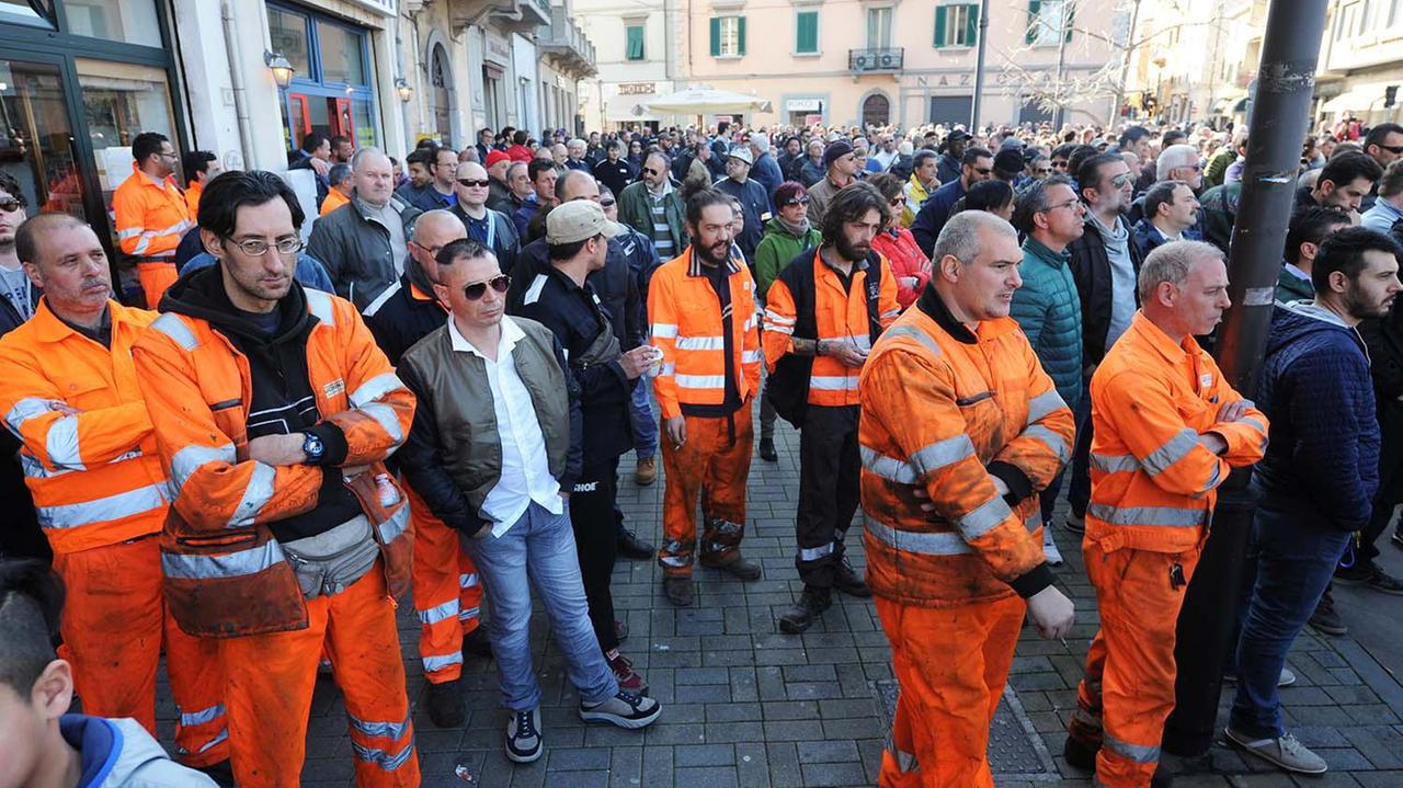 Un gruppo di operai all'assemblea sul futuro della ex Lucchini (foto Paolo Barlettani)