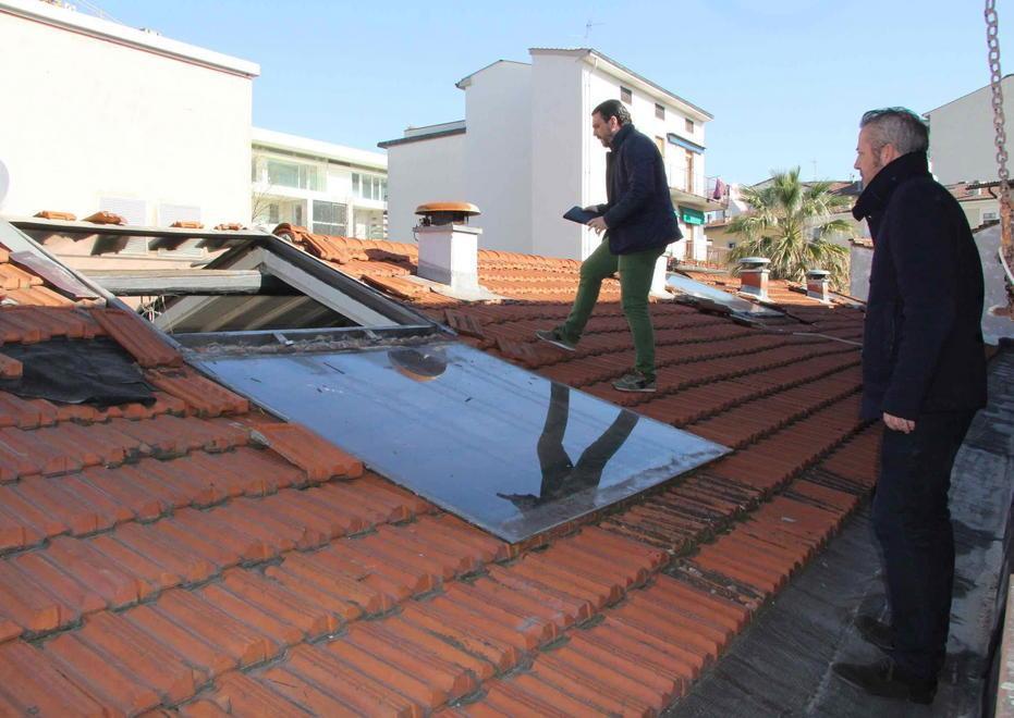 Entrano dal tetto e rubano 6.000 euro di champagne 