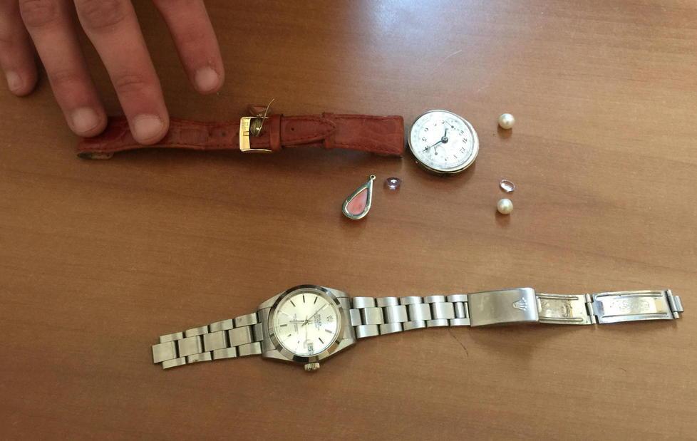 Trovano oggetti d’oro e un Rolex 