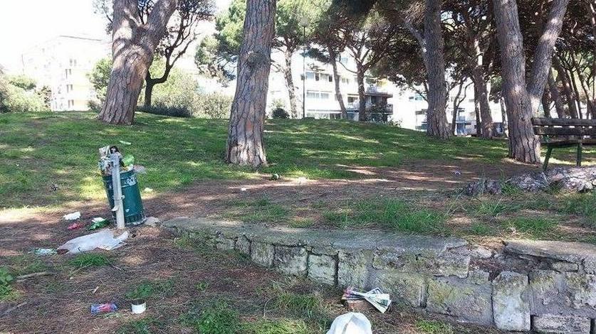 La pineta di ponente ieri gioiello del Golfo oggi una pattumiera