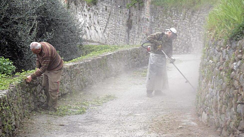I paesani scendono in strada per tirare a lucido il borgo