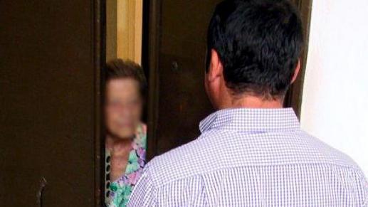 Truffe agli anziani, ore contate per i finti operai che vanno a casa