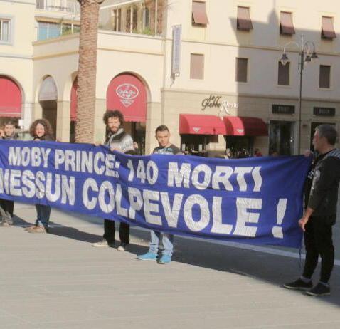 In silenzio per ricordare le 140 vittime 