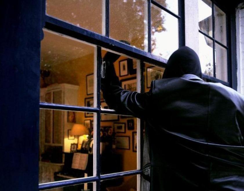 Lei guarda la tv e i ladri sono in casa 