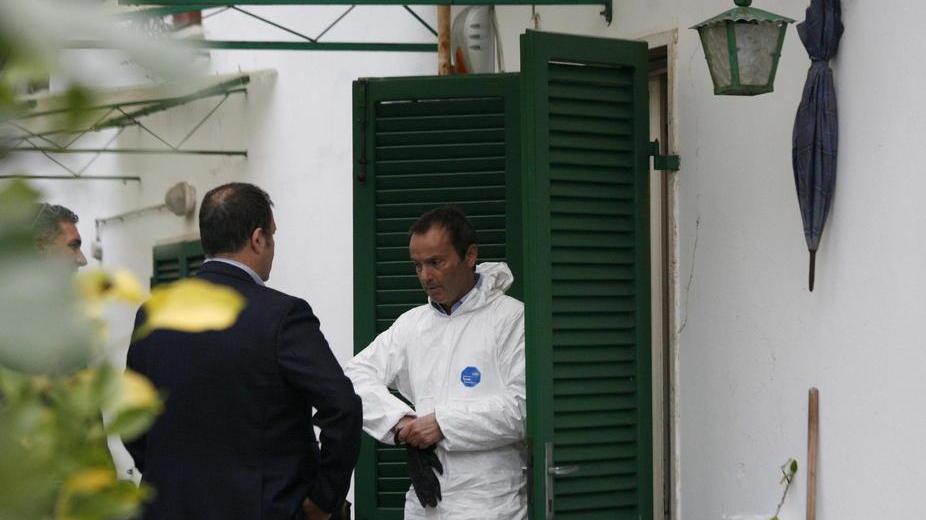 I rilievi della polizia scientifica sul luogo dell'omicidio