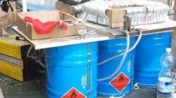 Alcuni fusti di solventi stoccati nelle aziende cinesi che producono le grucce