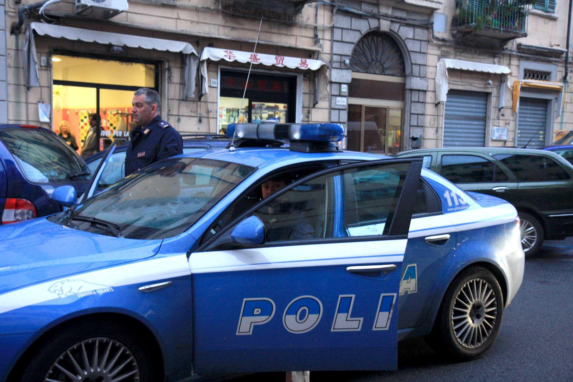 La polizia in via Garibaldi 