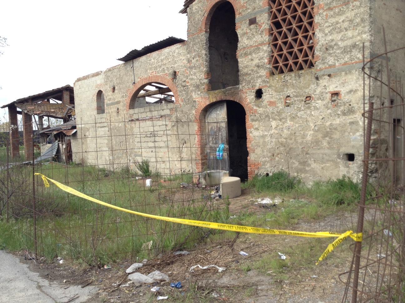 Il cascinale all'interno del quale si sono sviluppate le fiamme (foto Batavia)