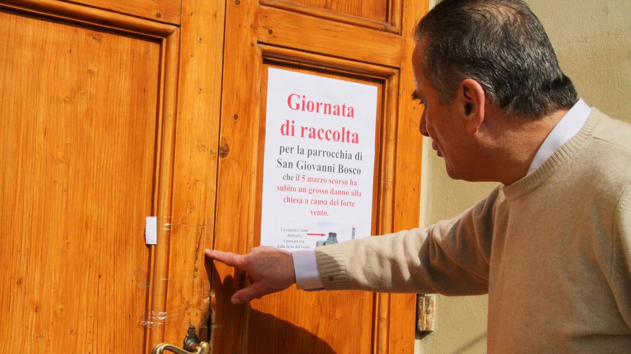 Il presidente del circolo Acli Damiani mostra la porta forzata (foto Batavia)
