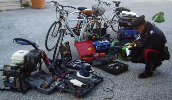 Parte della refurtiva trovata dai carabinieri