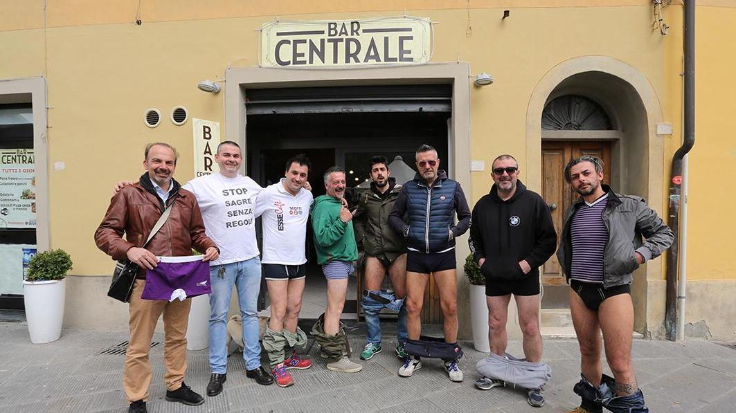 Il gruppo di commercianti in mutande per protesta