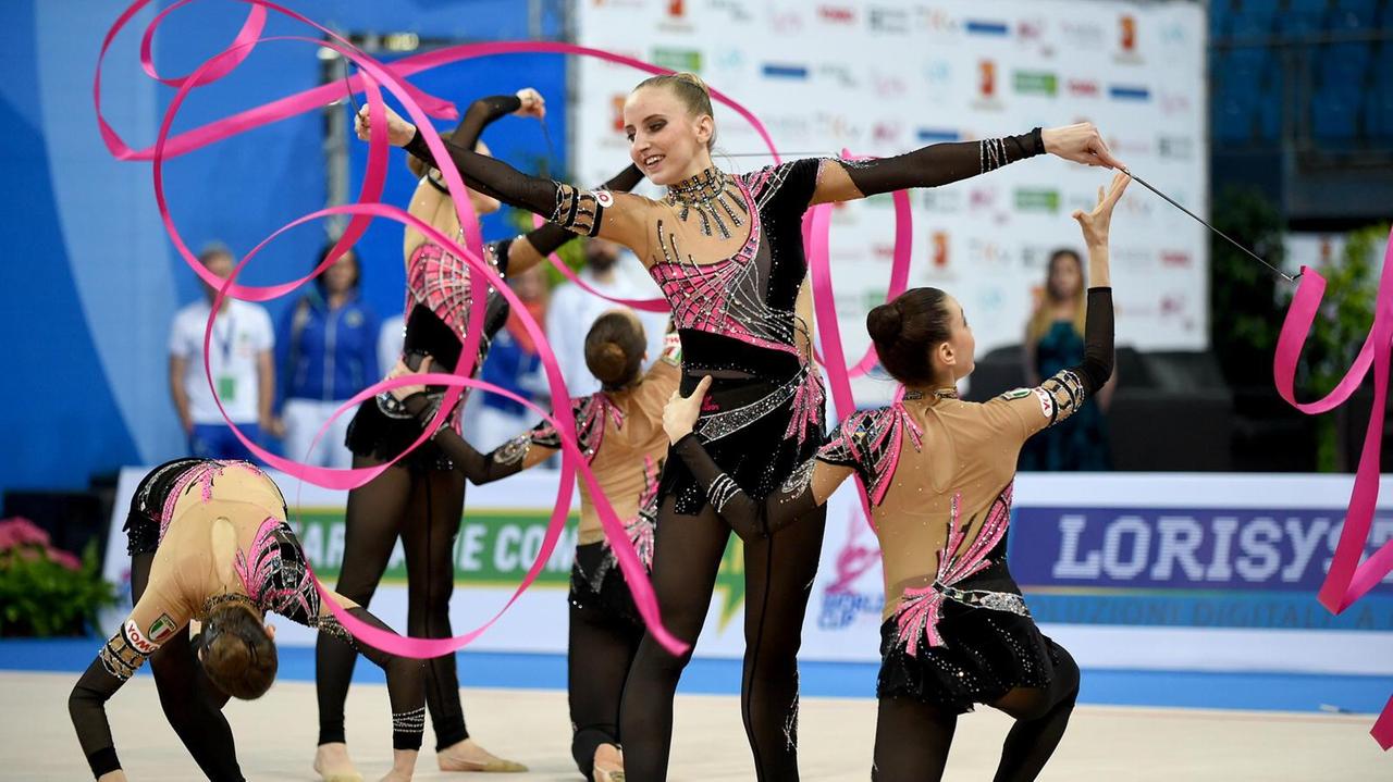 L'esercizio ai cinque nastri delle "farfalle" azzurre