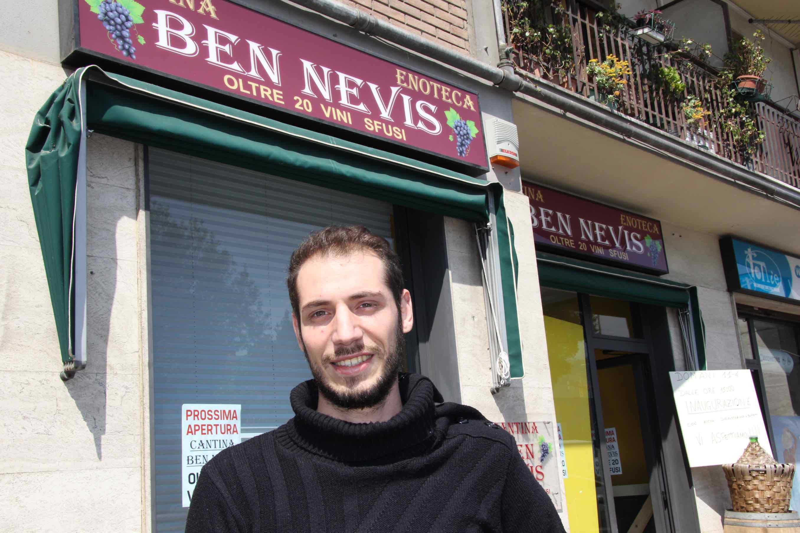 Gianluca Mingolello davanti alla sua vineria