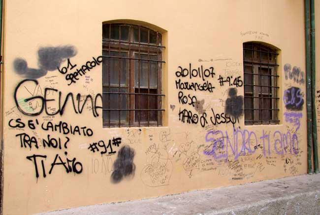 Scritte dei vandali sui muri di vicolo Sant'Antonio, qui uno dei due murales (foto Paolo Barlettani)
