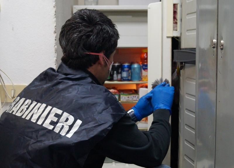 Il sopralluogo dei carabinieri nel locale