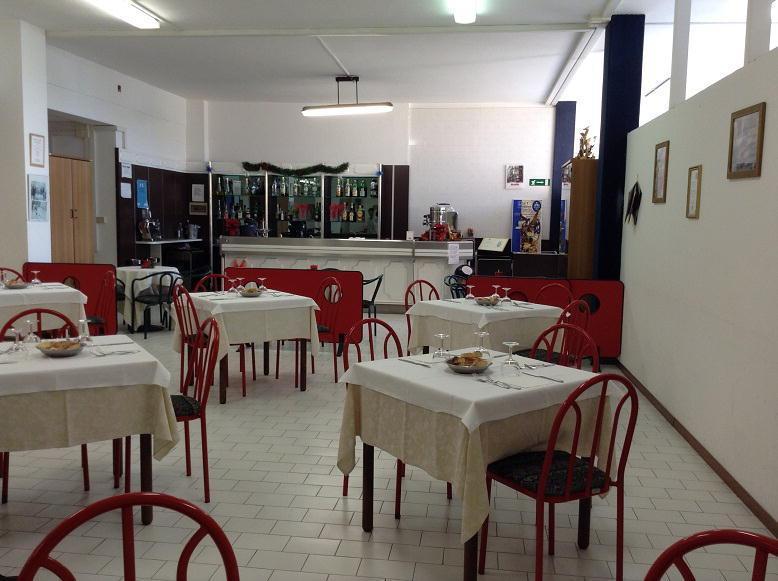 In una foto d'archivio una sala dell'istituto alberghiero