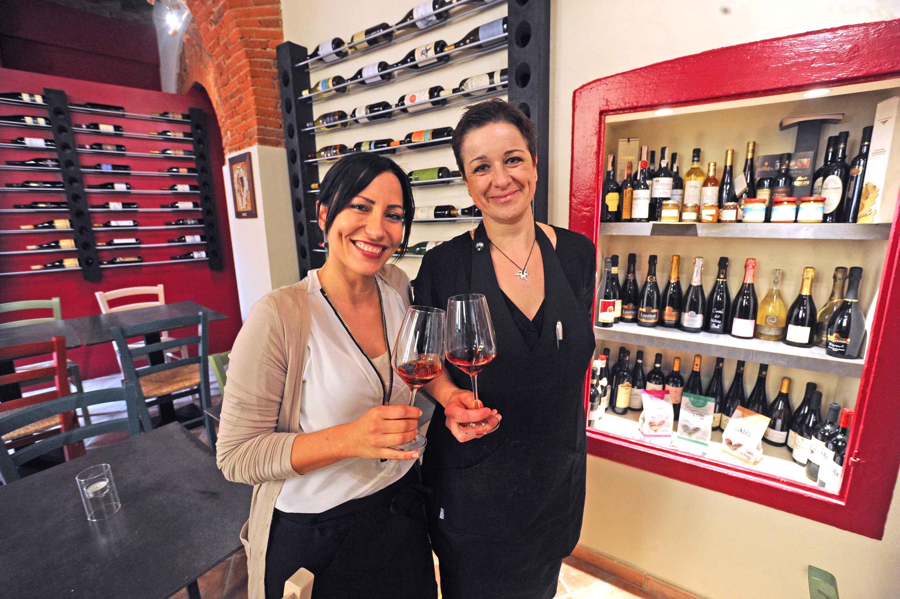 Chicca Malandrino e Stefania Signoroni dell'enoteca "Nati Stanchi"