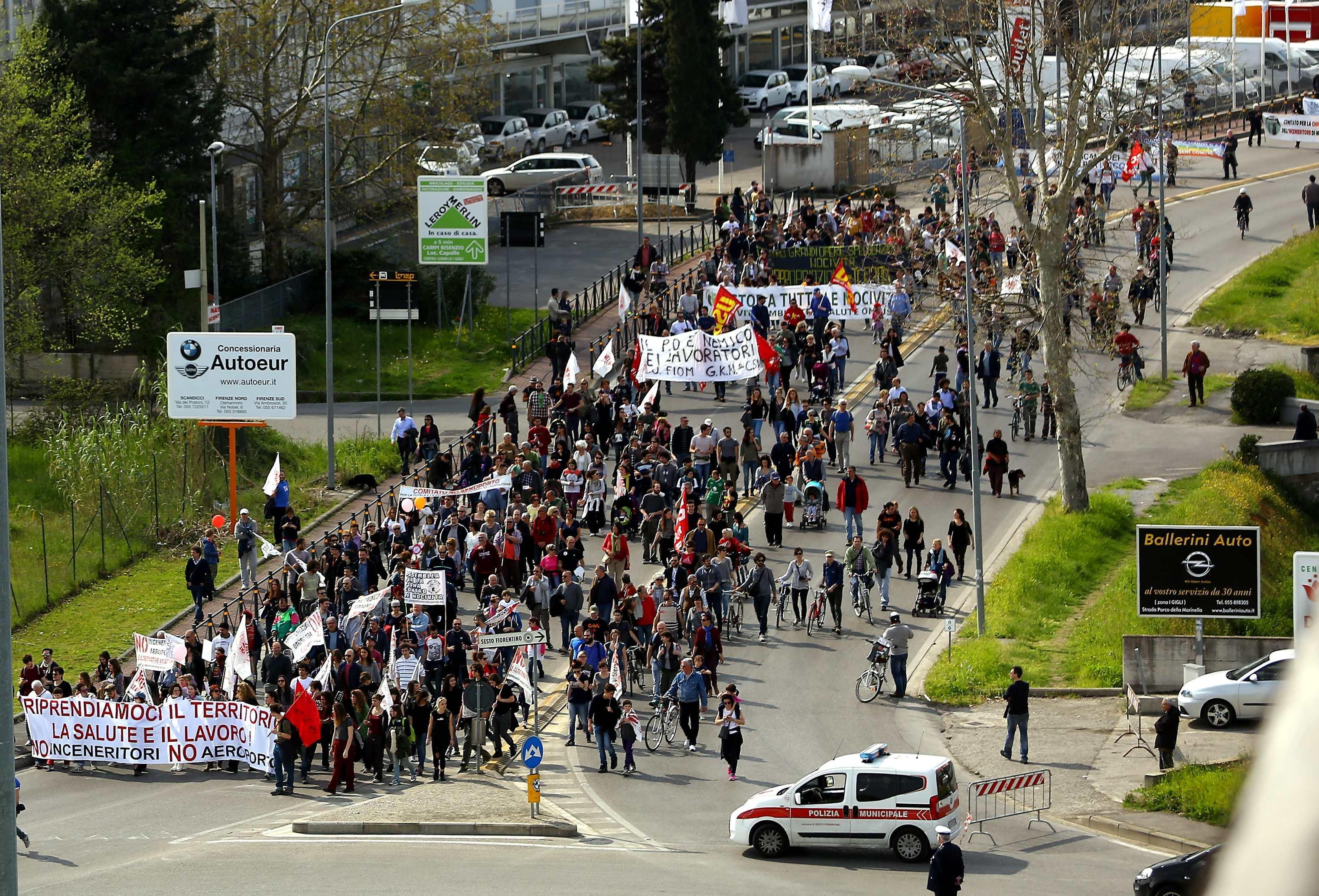 La manifestazione dei comitati e associazioni contro l'ampliamento dell'aeroporto di Peretola e il nuovo inceneritore (foto Tommaso De Martino/Massimo Sestini)