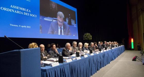 Il tavolo dei relatori, in centro Zonin, all'assemblea Pbvi a Vicenza
