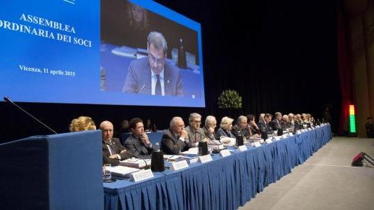 Il tavolo dei relatori, in centro Zonin, all'assemblea Pbvi a Vicenza