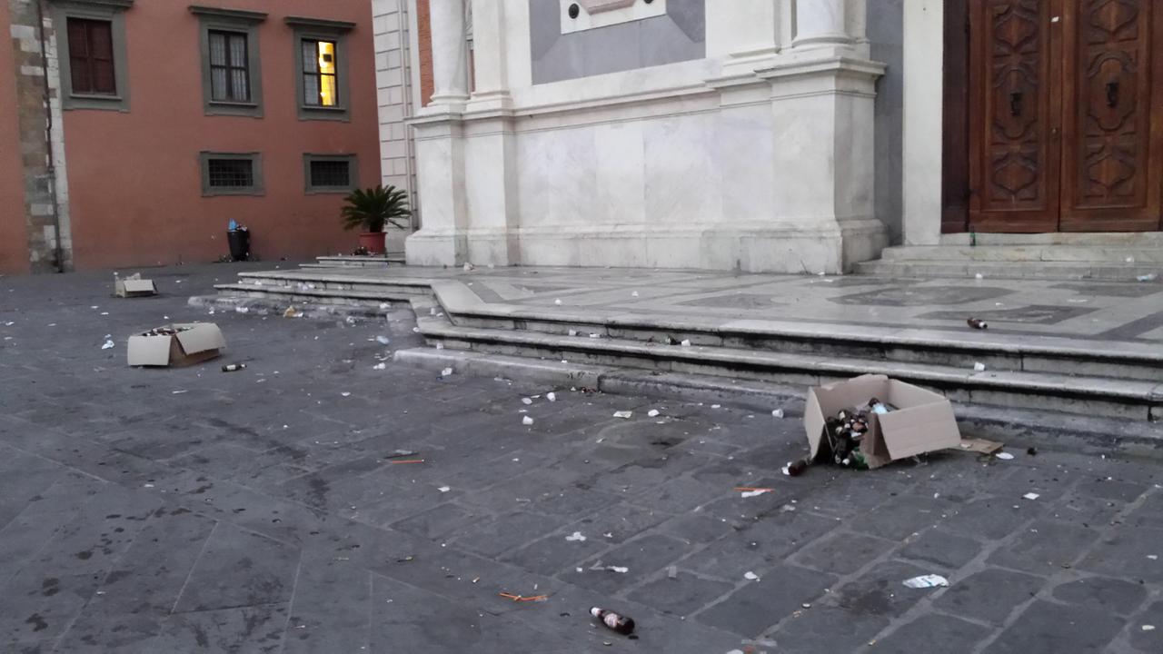 I resti del bivacco notturno in piazza dei Cavalieri
