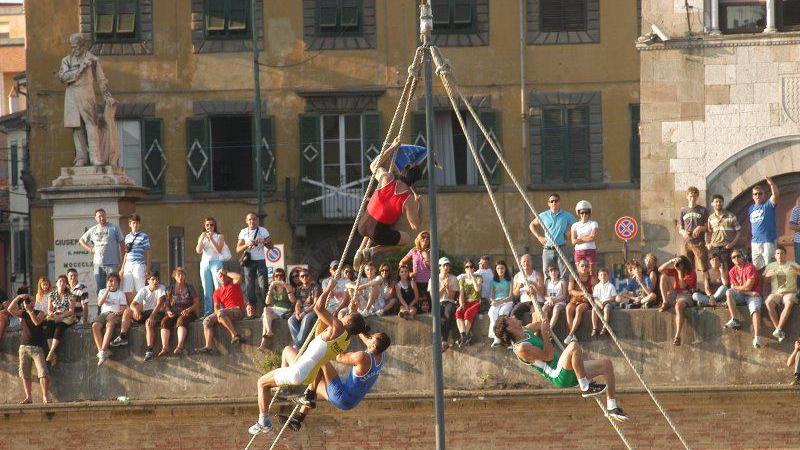 I montatori sul canapo nel momento culminante d iun recente Palio