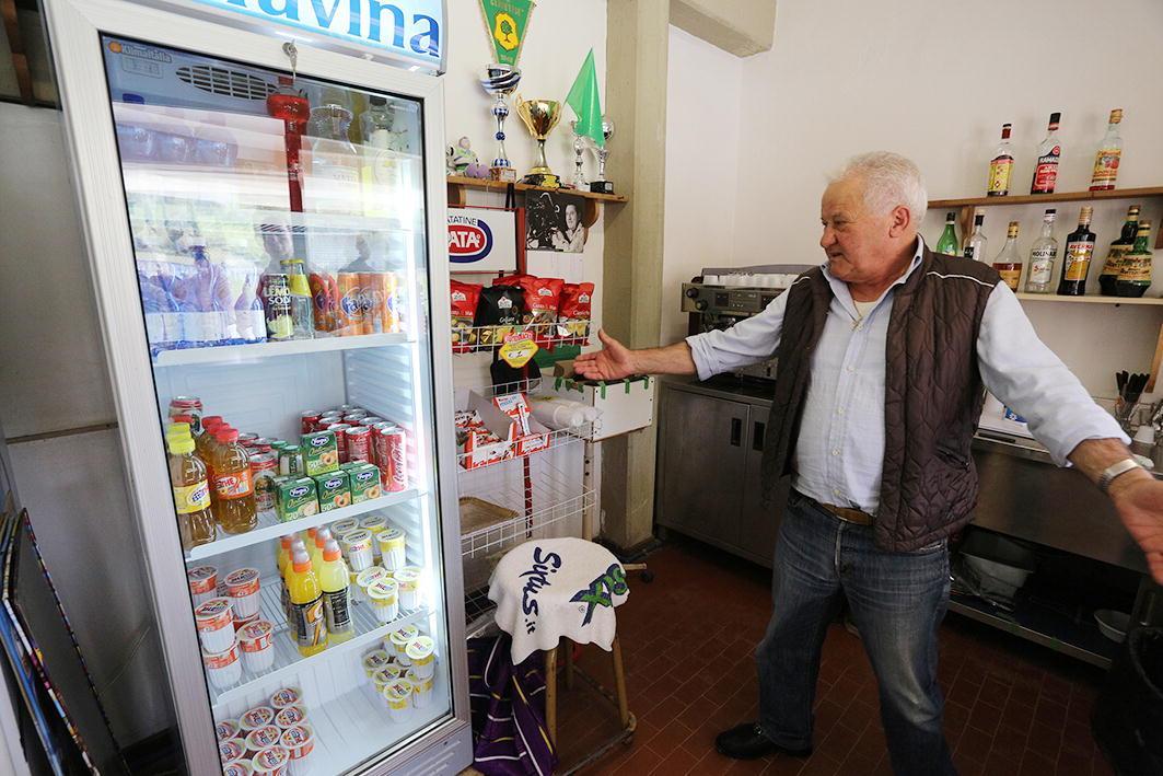 Il bar preso di mira dai baby-vandali