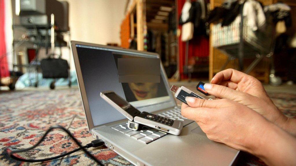 Scommettono tra amiche di farlo spogliare davanti alla webcam